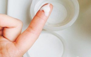 Ra dịch màu trắng và ngứa