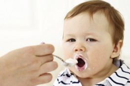 [ Giải đáp ] : Trẻ mấy tháng ăn được sữa chua , váng sữa ?