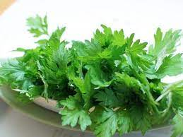 Cách điều trị kinh nguyệt không đều tại nhà bằng cần tây