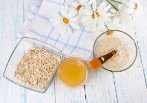 Sử dụng bột yến mạch cùng sữa chua trị thâm vùng kín