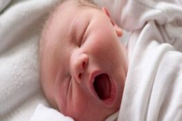 Trẻ sơ sinh bị khò khè: Nguyên nhân và cách xử lý cha mẹ cần biết