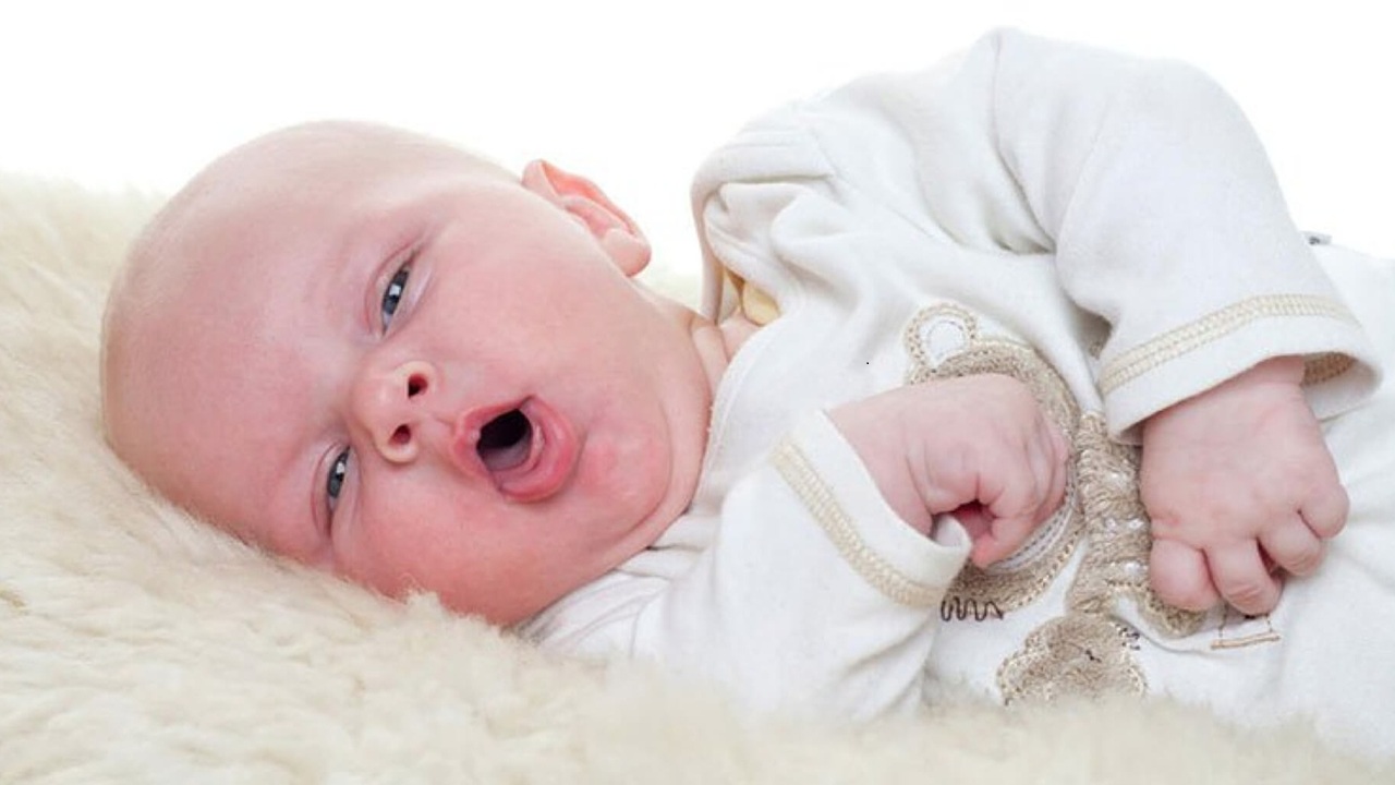 trẻ sơ sinh bị khò khè