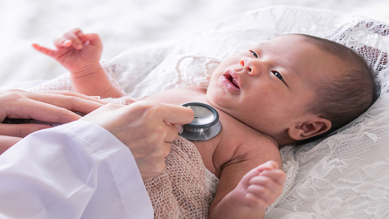 trẻ sơ sinh bị khò khè