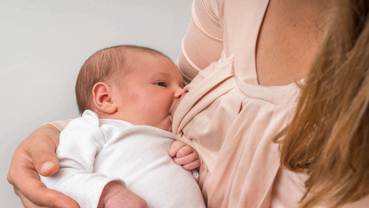 bầu cho con bú được k